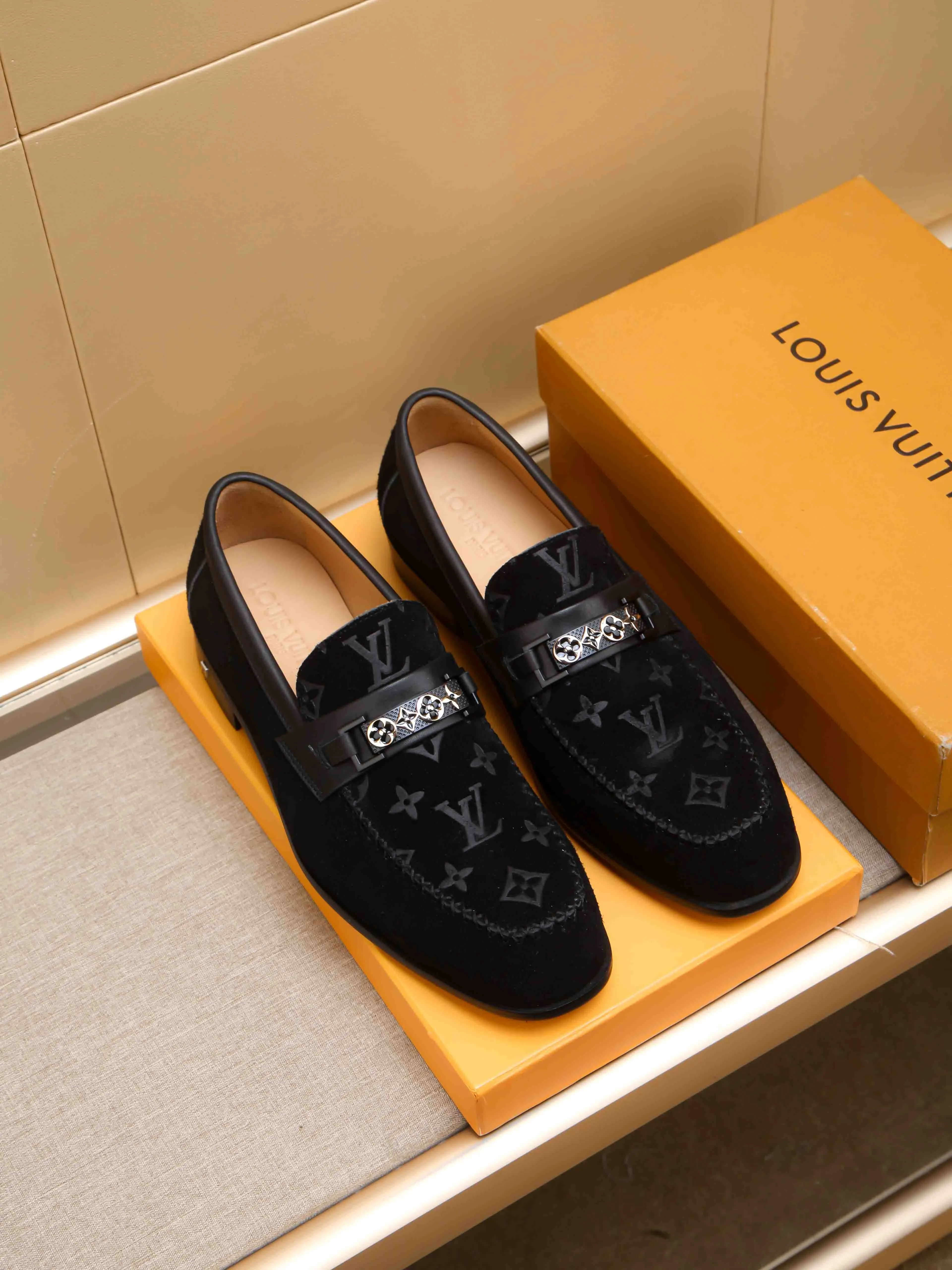 Men's shoes 💰 460 💰 Louis Vuitton LV ® 🆕 model 🔛Full shoe counter, first layer cowhide, 🐂leather lined casual shoes for men, super soft outsole, essential for driving. Counter synchronization, original first layer cowhide, completely 1:1 mold customization🌹top version, color optional! Number: 39-44 (customized at 38.45)